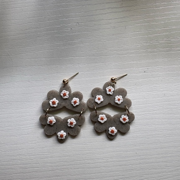 Jewelry - Floral Gray Earrings